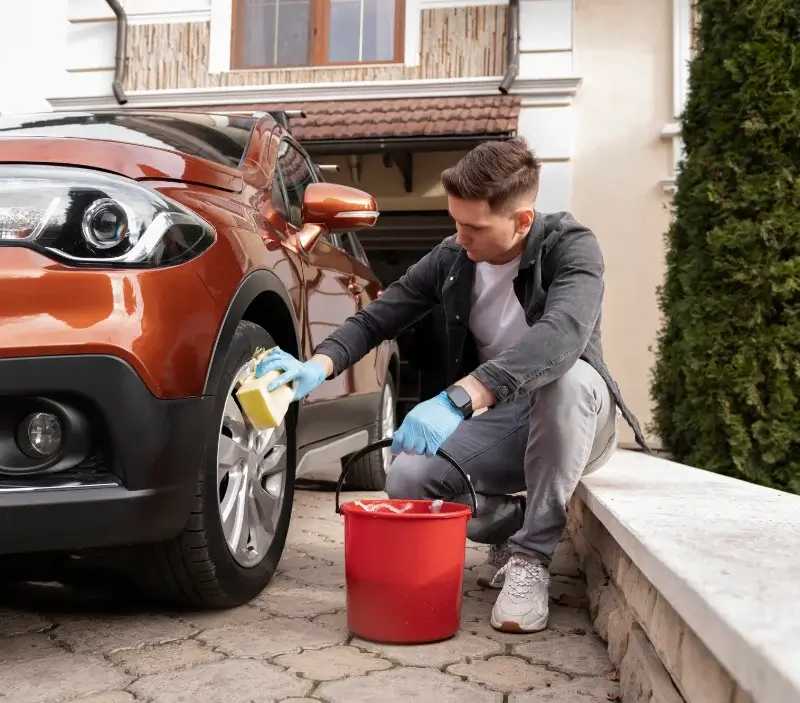 Lavage auto à domicile Chénérailles : professionnel intervenant sur un véhicule